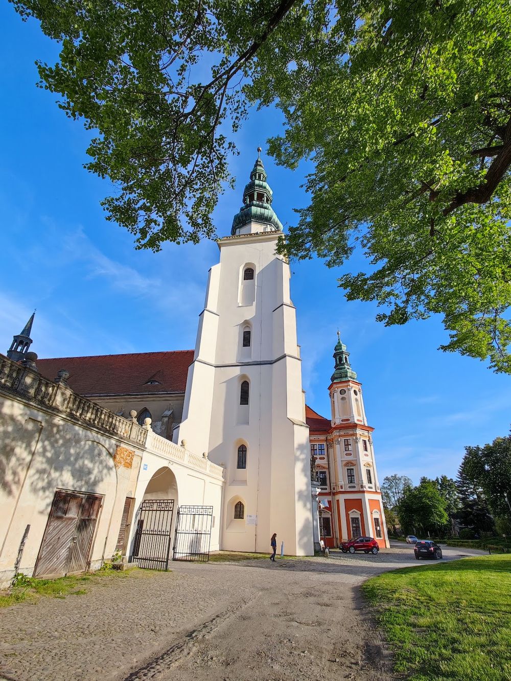Opactwo Cystersów w Henrykowie: Skarb piśmiennictwa i baroku