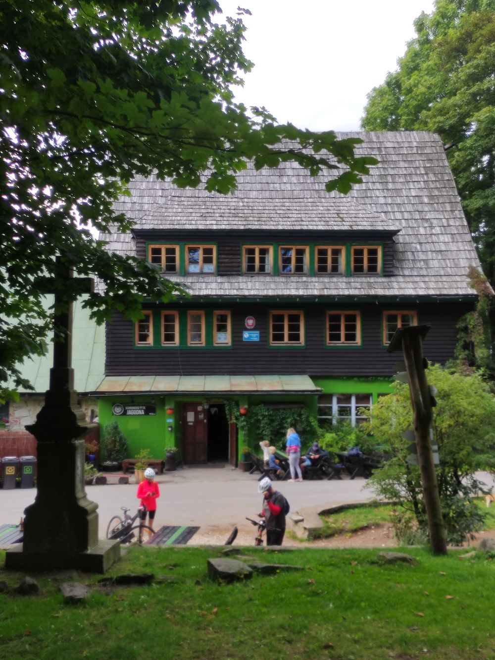 Schronisko Jagodna: Smak przygody i jagodowe marzenia na Przełęczy Spalona