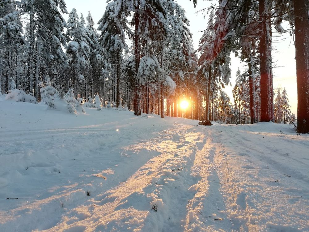 Zachód słońca nad ośnieżoną Polaną Jugowską w barwach.
