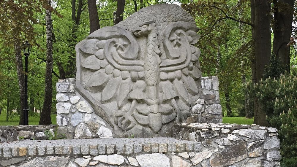 Pomnik w zimowej szacie.