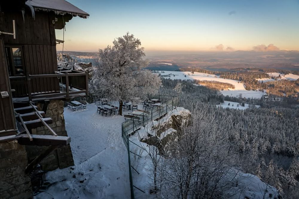 Schronisko na Szczelińcu: Ponad chmurami, czyli zimowy tron Gór Stołowych