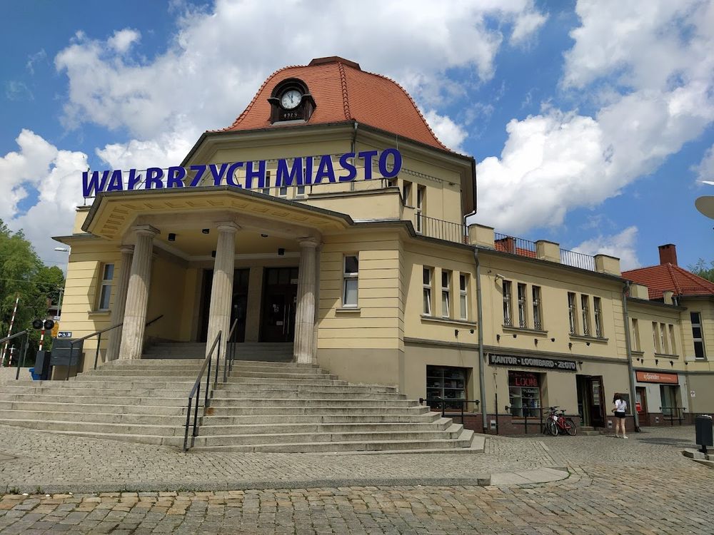 Oświetlony budynek dworca Wałbrzych Miasto.