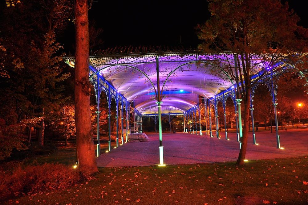 Teatr pod Blachą: Kulturowe serce kudowskiego parku