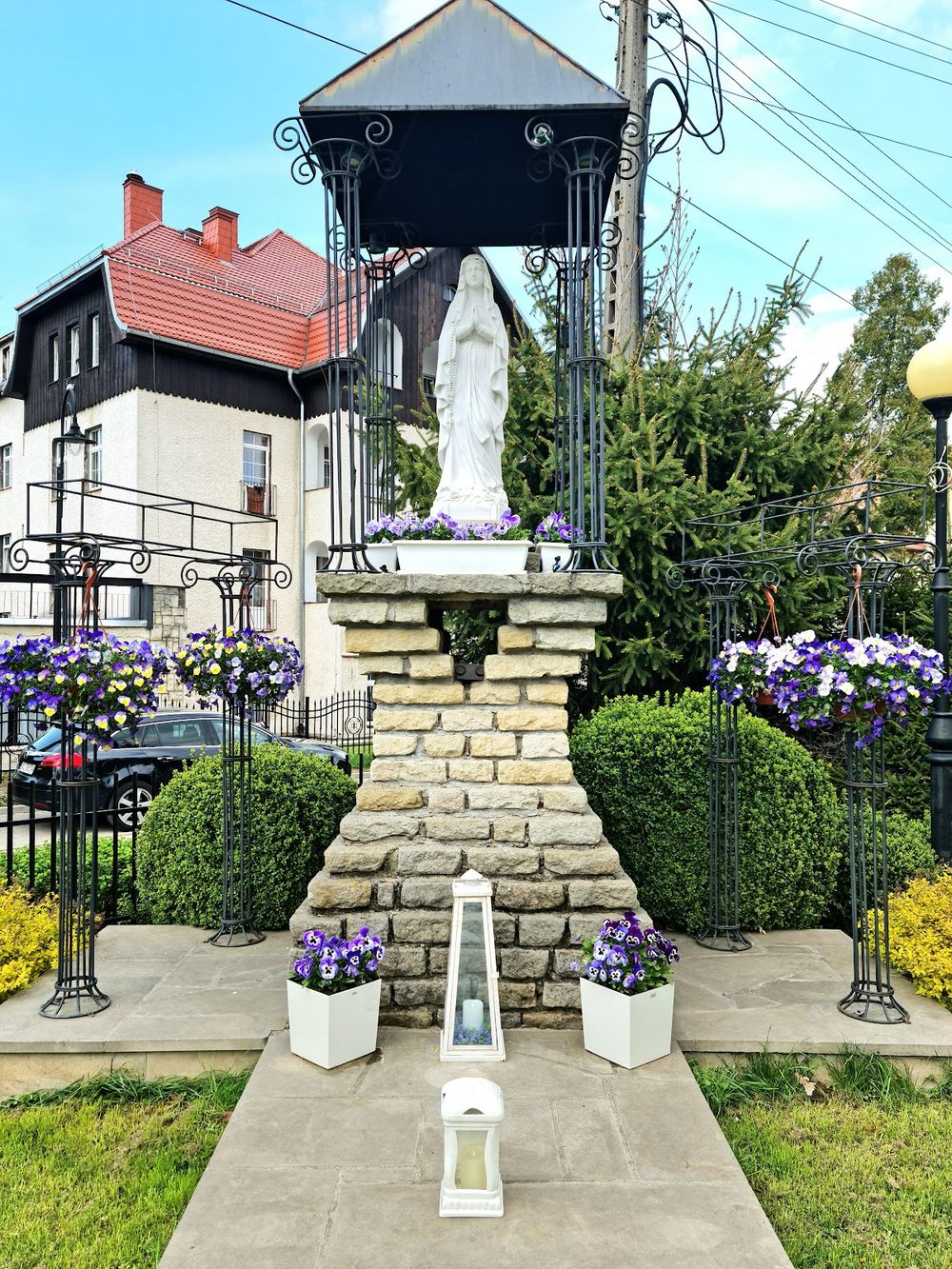 Kościół Miłosierdzia Bożego w Kudowie-Zdroju o zachodzie słońca.