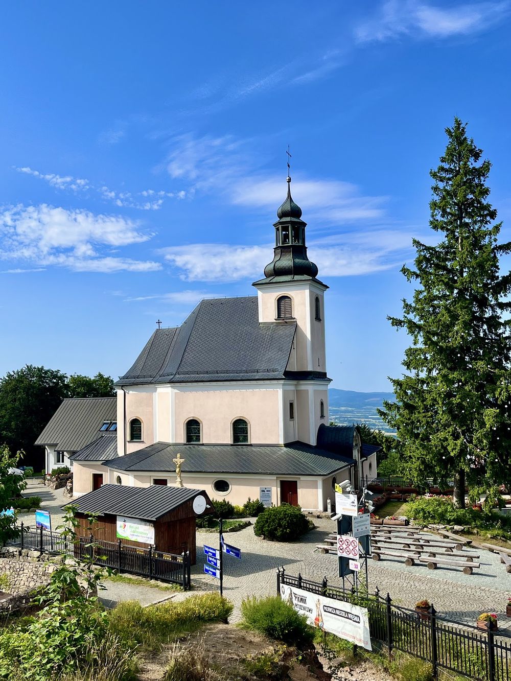 Sanktuarium Maria Śnieżna na szczycie Iglicznej o zachodzie słońca.