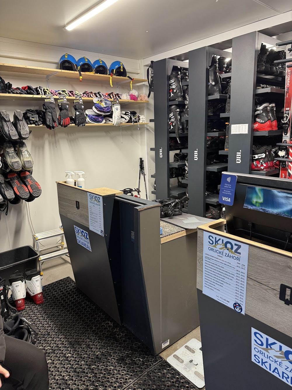 Sklep i wypożyczalnia sprzętu o tradycyjnym czeskim wystroju.