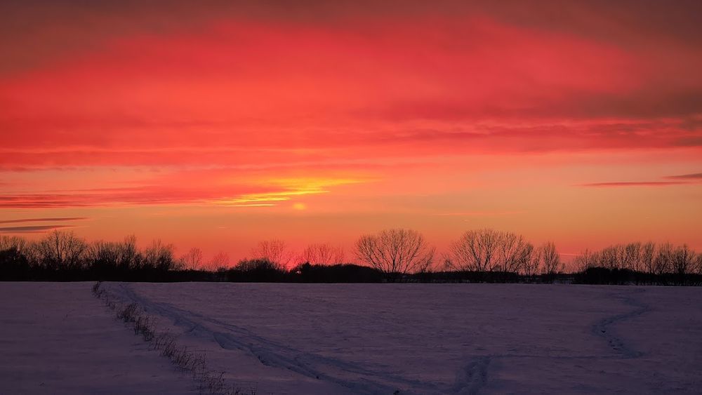Zimowy zachód słońca nad Řemínkiem – gra kolorów na niebie.