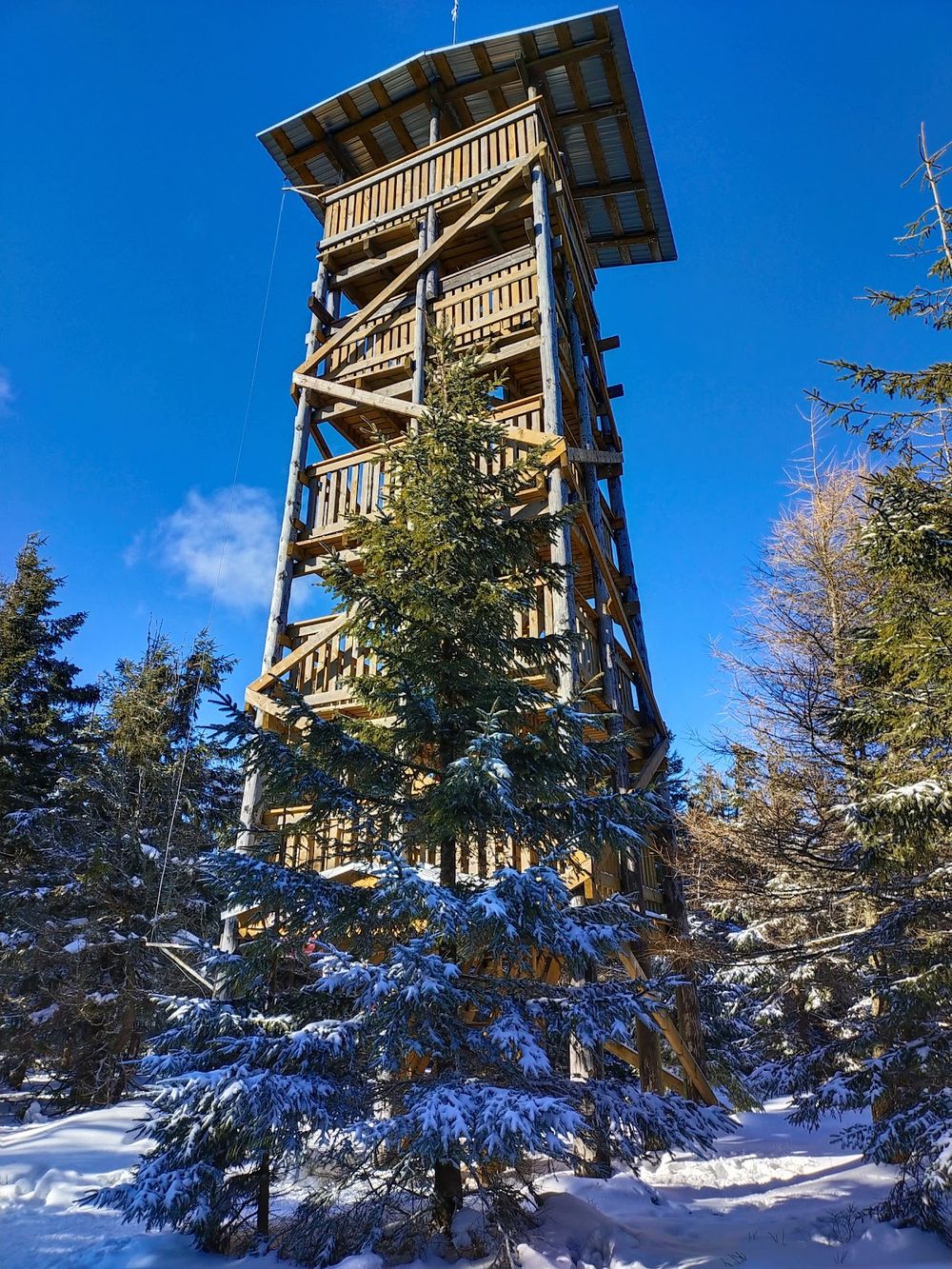 Wieża widokowa na Czernicy: Drewniana dama z nastrojowym widokiem na Sudety