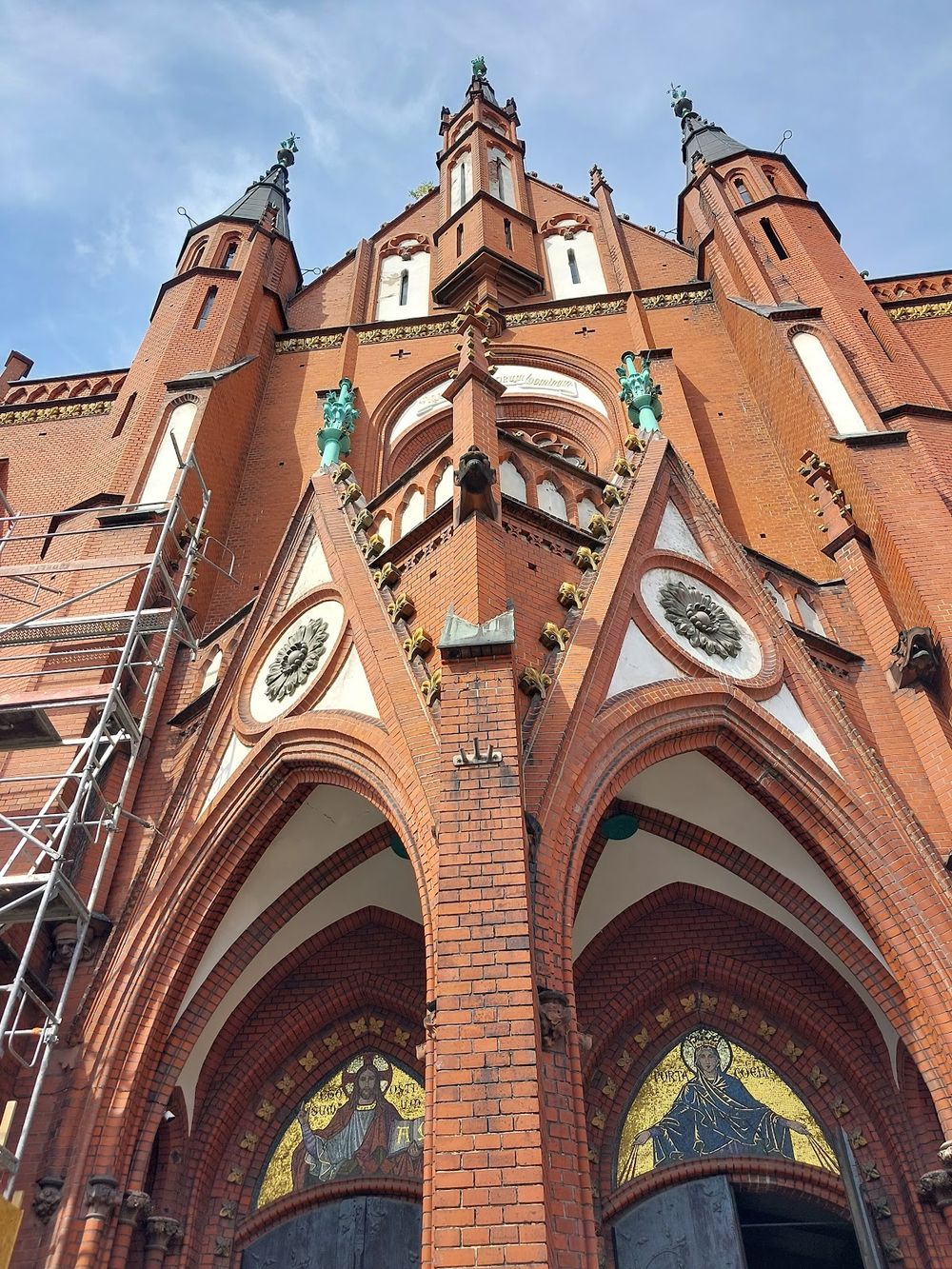 Monumentalna fasada Kolegiaty w Wałbrzychu.