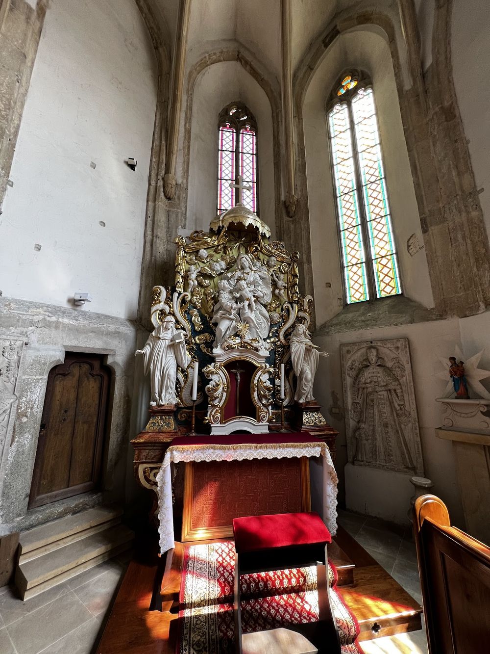 Bazylika w Strzegomiu: Granitowy gigant z hektarem dachu