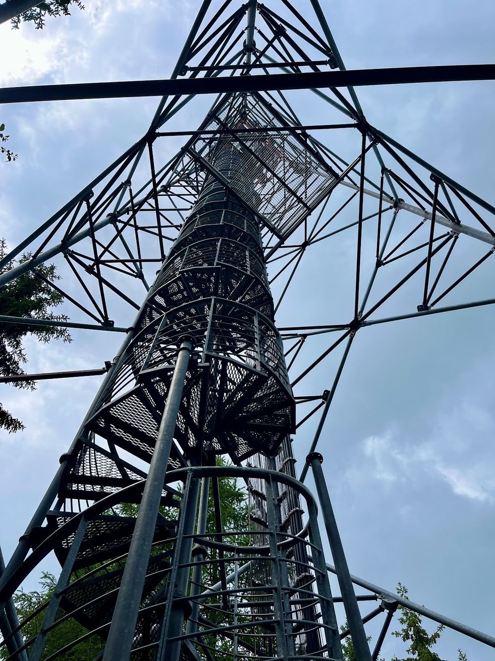 Metalowa konstrukcja wieży.