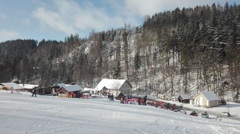 Narciarka przygotowująca się do zjazdu na stoku w Zdobnicach.