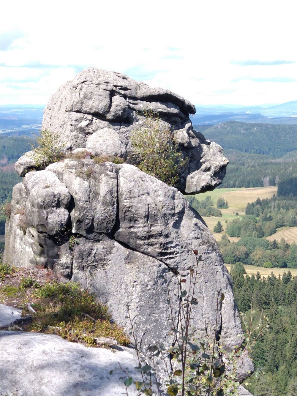 Skała Małpolud w zimowej scenerii.