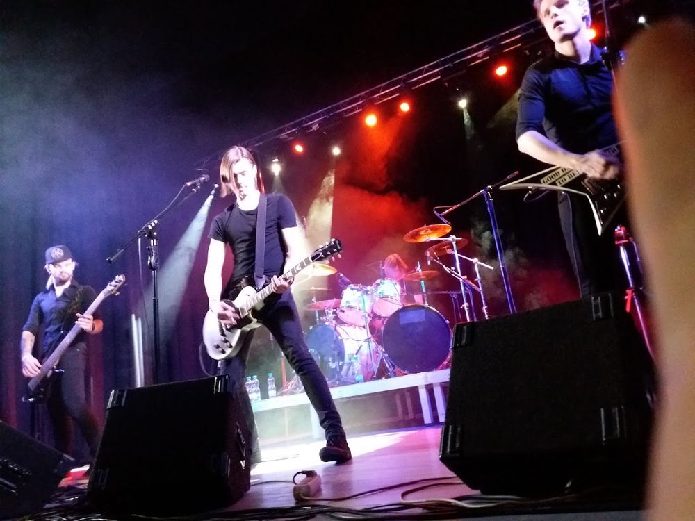 Występ zespołu muzycznego.