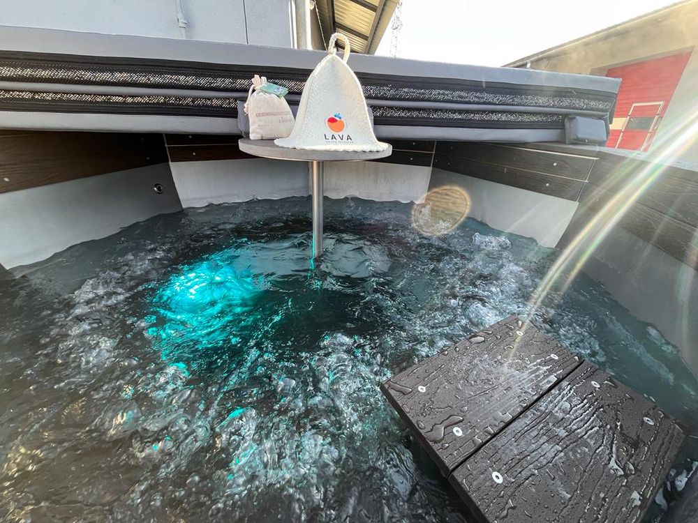 Osada Orlica w Lasówce: Nowoczesna stodoła z widokiem na góry