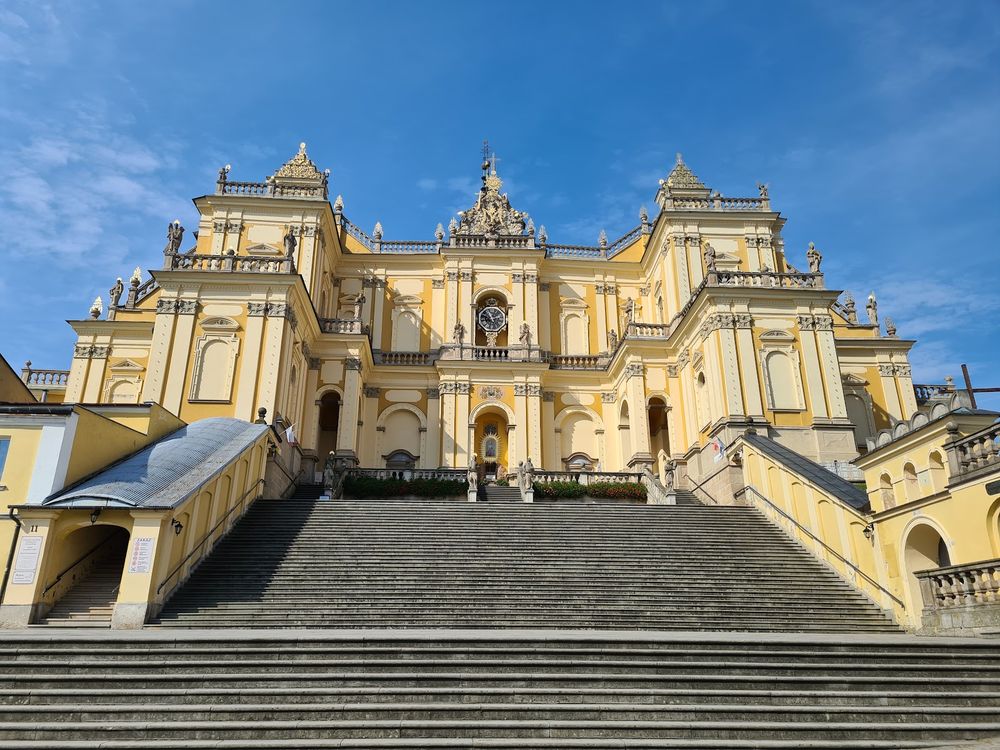 Okazały gmach opactwa o barokowej architekturze pod słońcem pod niebem.