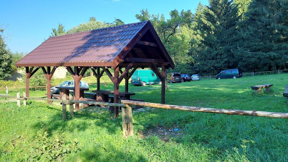 Wiata w zimowym lesie.