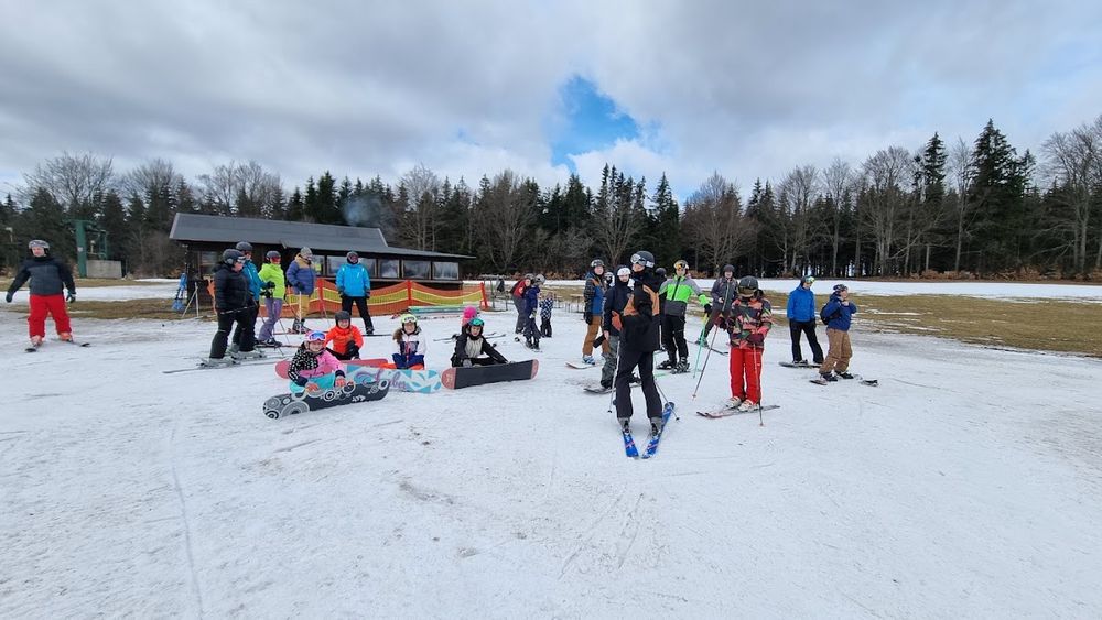 Regionalne schronisko w Zdobnicach o tradycyjnej architekturze.