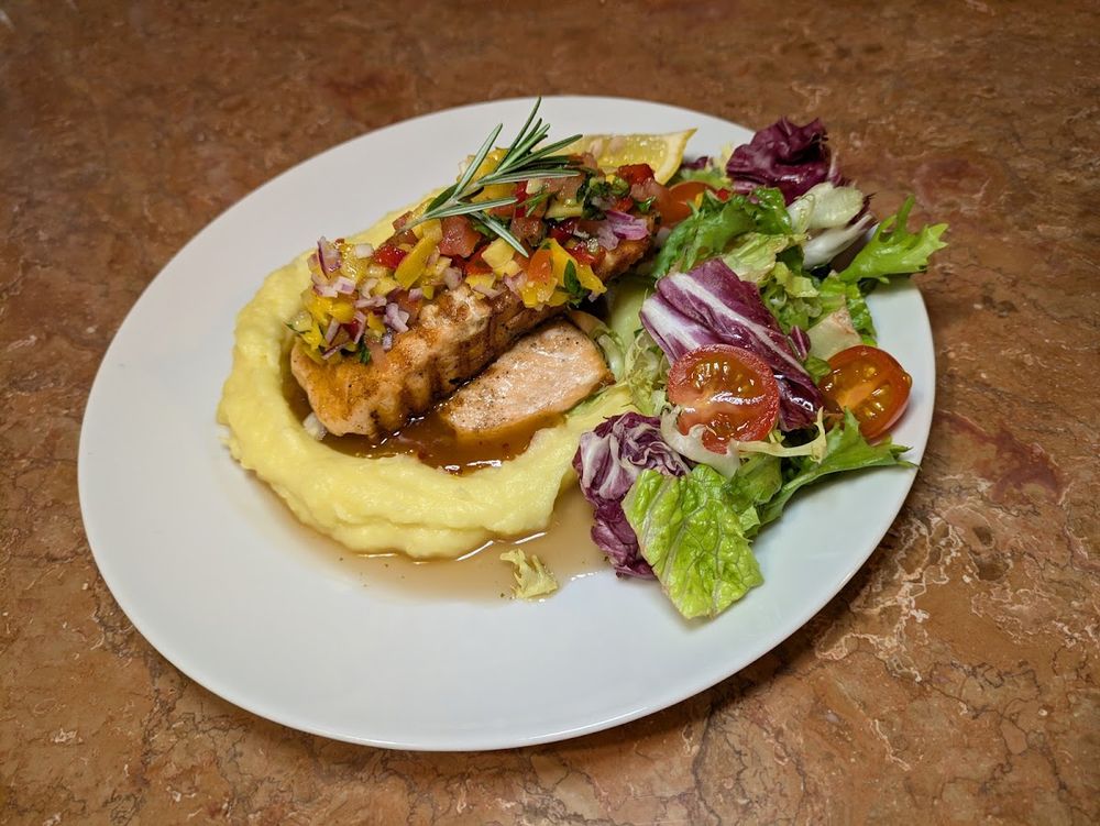 Różnorodne dania mięsne serwowane w Napoli, podane na nowoczesnych talerzach.