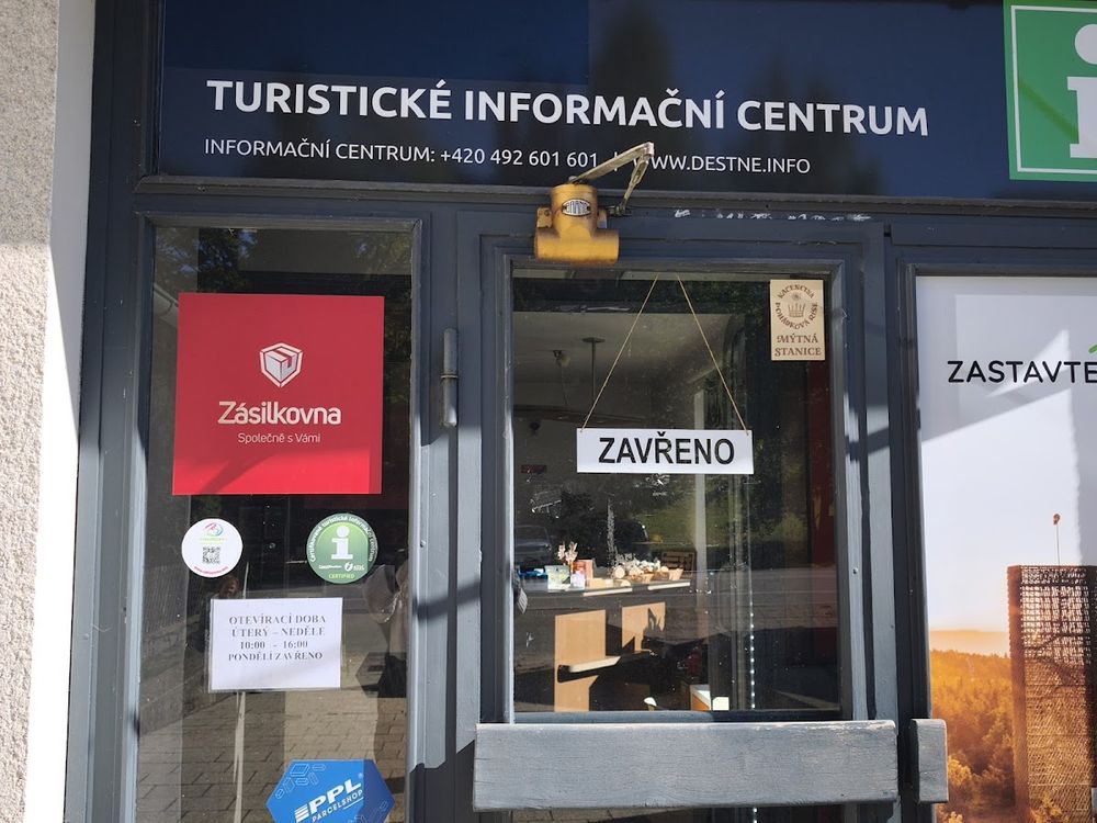 Zimowe wejście do Informační Centrum Deštné