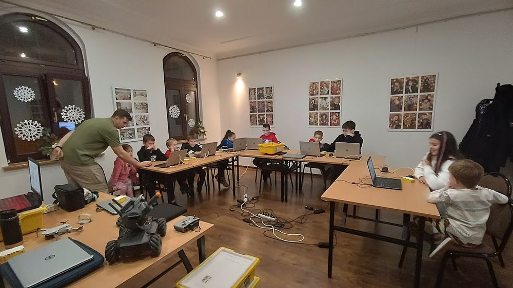 Warsztaty plastyczne dla dzieci o wysokim standardzie pod słońcem.