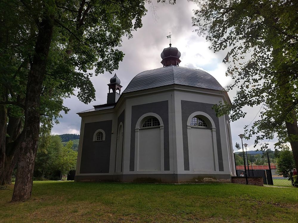 Zabytkowa kaplica św. Onufrego w Stroniu Śląskim.