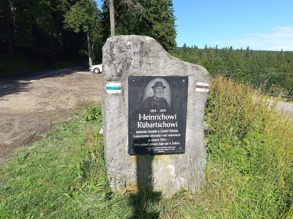 Inskrypcja na kamieniu.