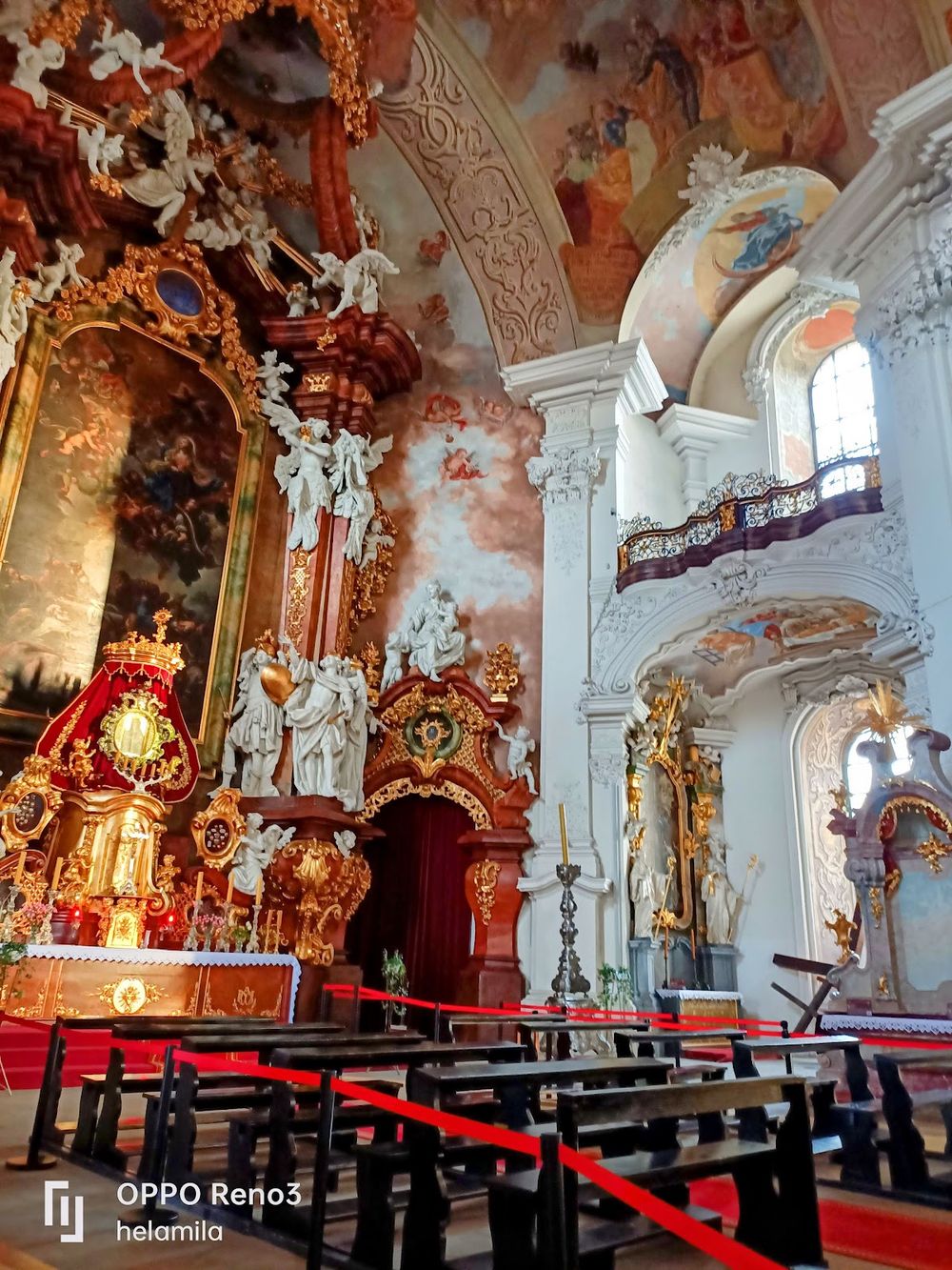 Barokowy ołtarz w kościele śś. Piotra i Pawła w Bożkowie.