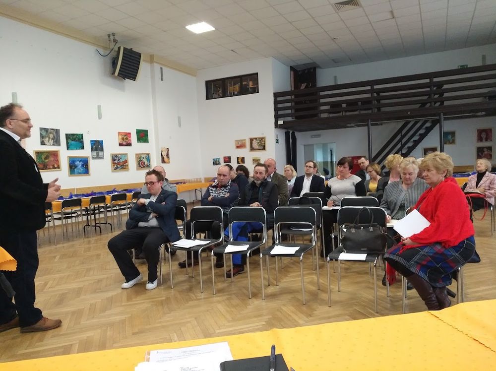 Spotkanie autorskie lub wykład o wysokim standardzie pod słońcem.