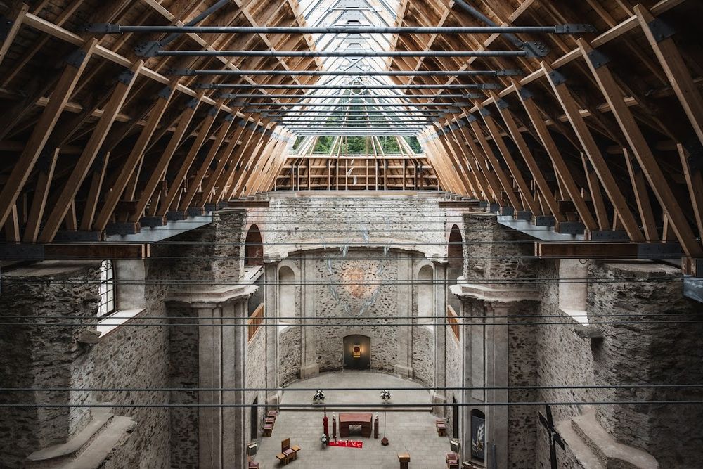 Szklany dach kościoła w Neratovie widziany z wnętrza