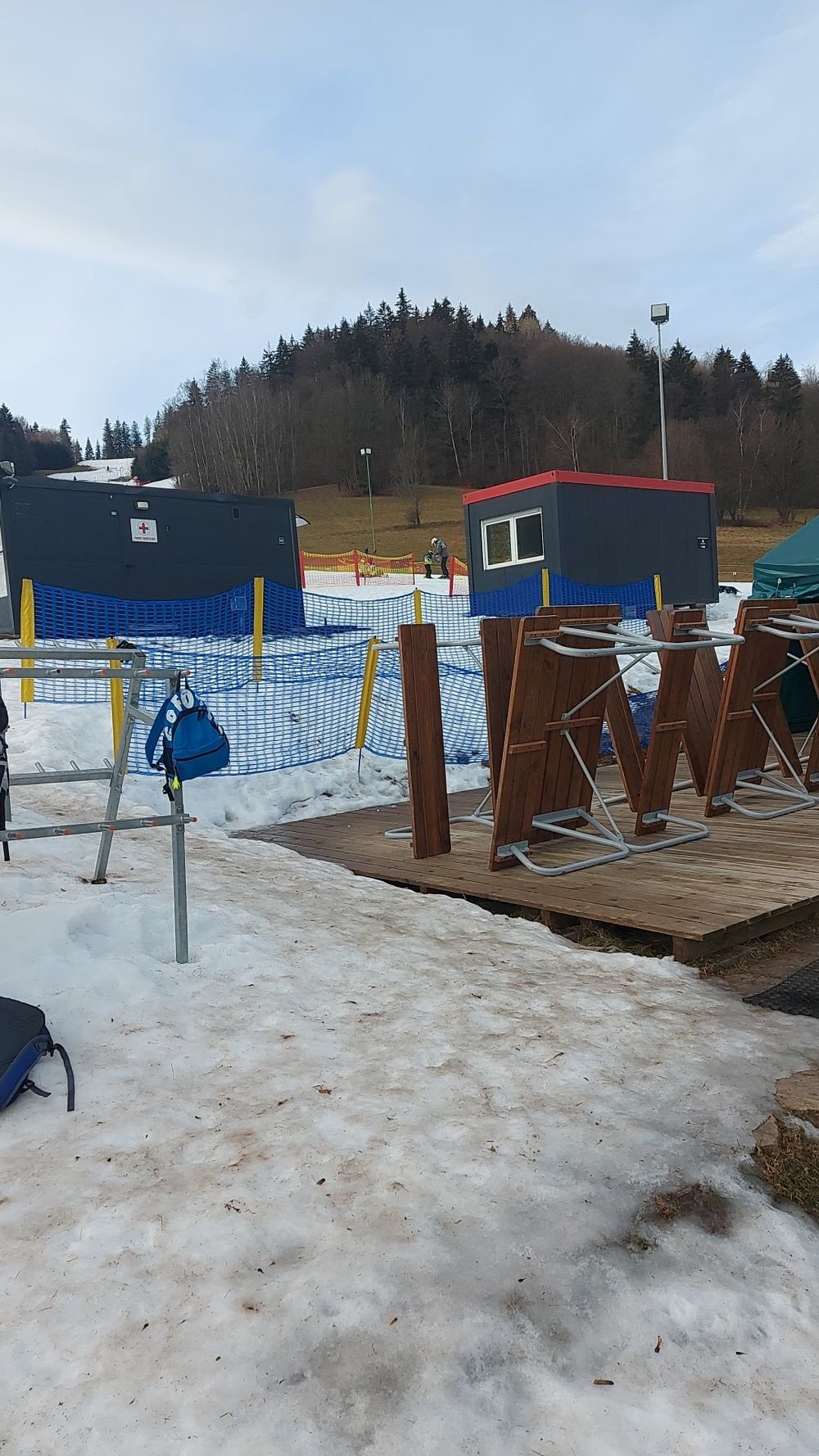 Zimowy widok na dolinę w Pisarzowicach z słońcem.