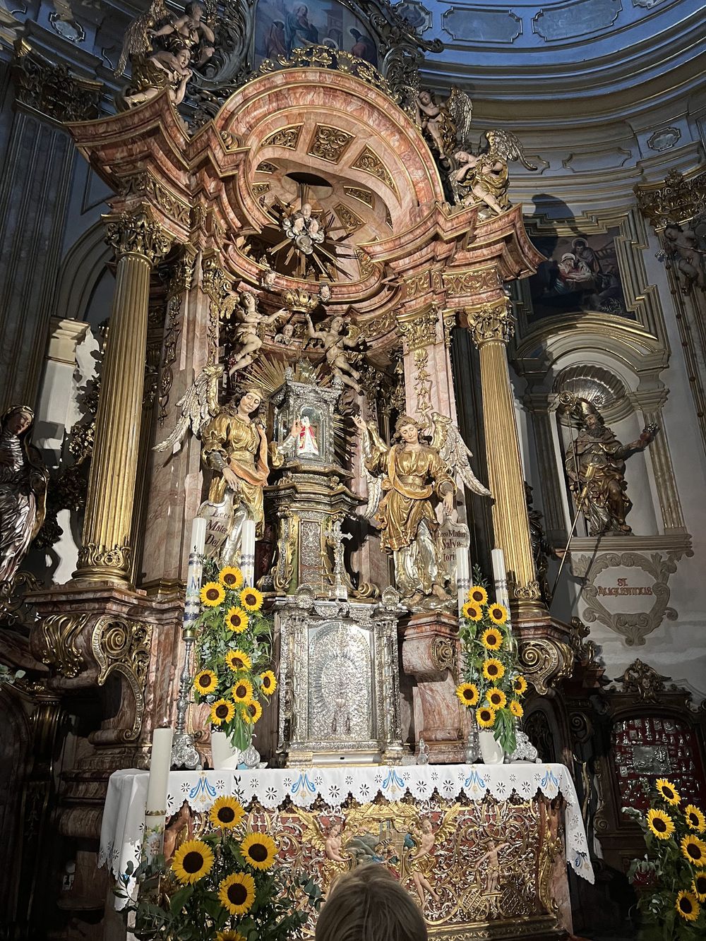 Bogato zdobiony barokowy ołtarz o wysokim standardzie pod słońcem.