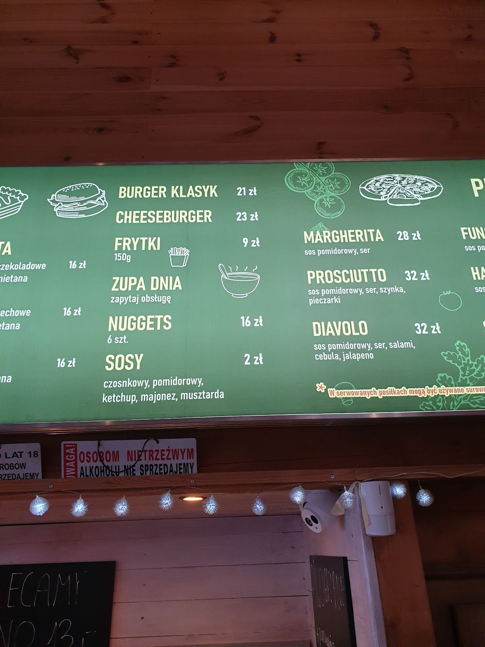 Wnętrze baru z widocznym menu – królestwo szybkiej, narciarskiej gastronomii.