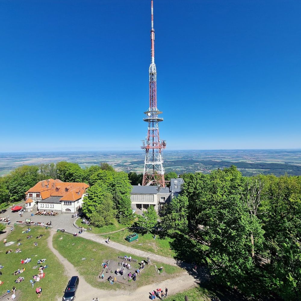 Wieża RTV na szczycie Ślęży w kontraście z zimowym lasem.