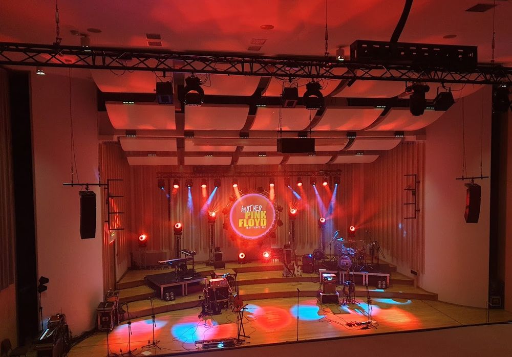 Nastrojowe oświetlenie sceny.