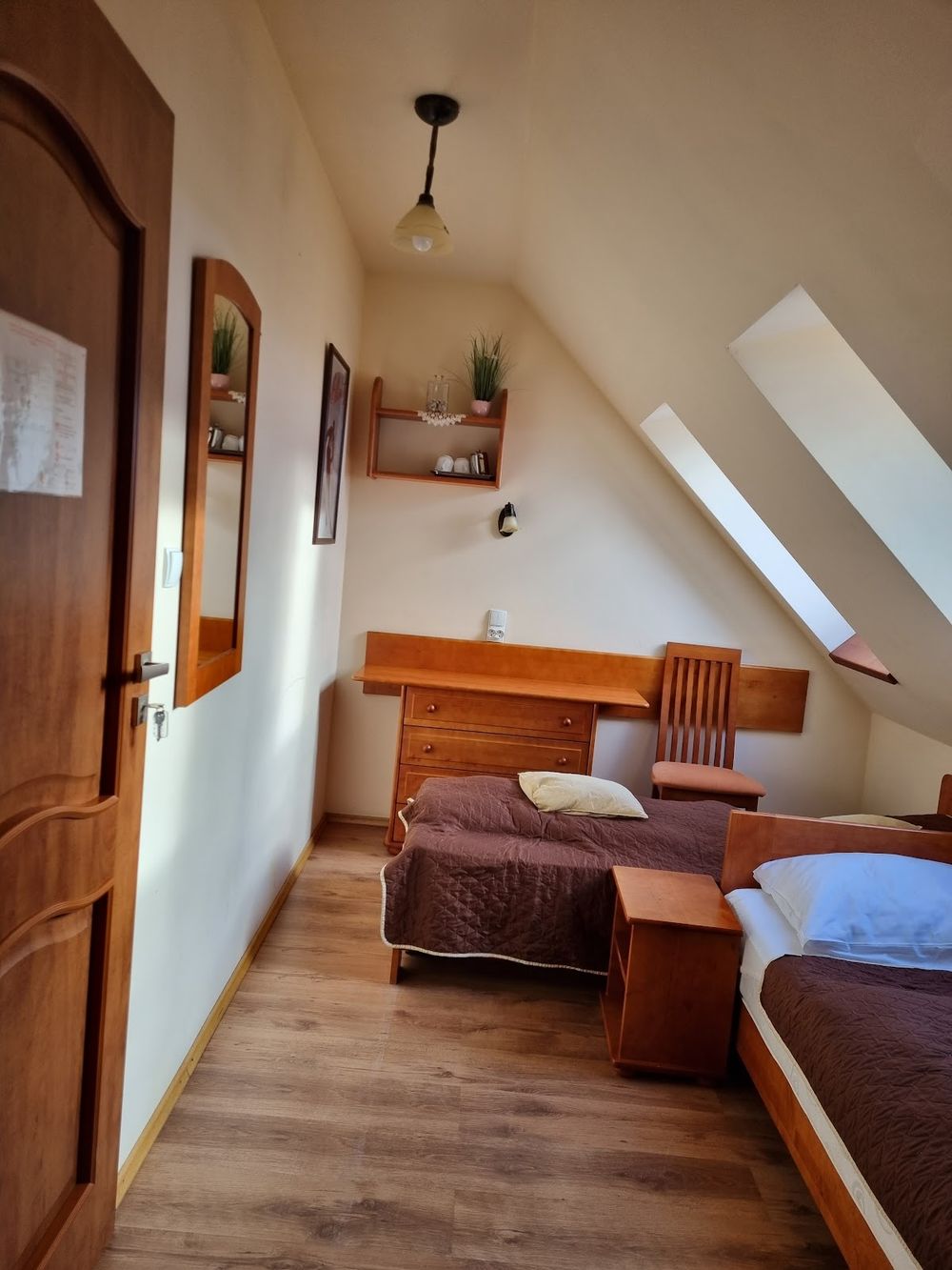 Przytulny pokój na poddaszu w Ośrodku Agal.