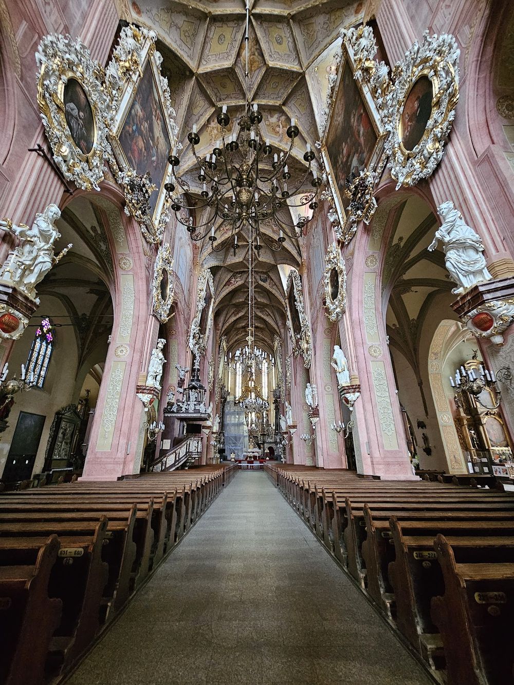 Nastrojowo oświetlone wnętrze nawy głównej świdnickiej katedry.