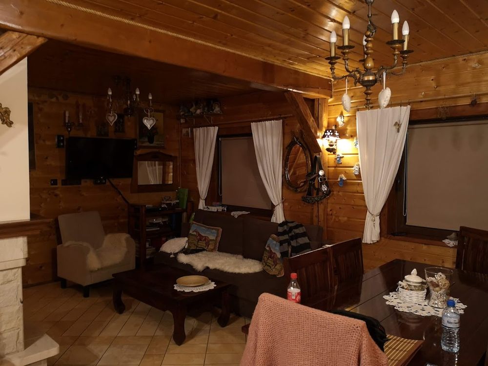 Nastrojowe wnętrze domku z mnóstwem tradycyjnych ozdób.