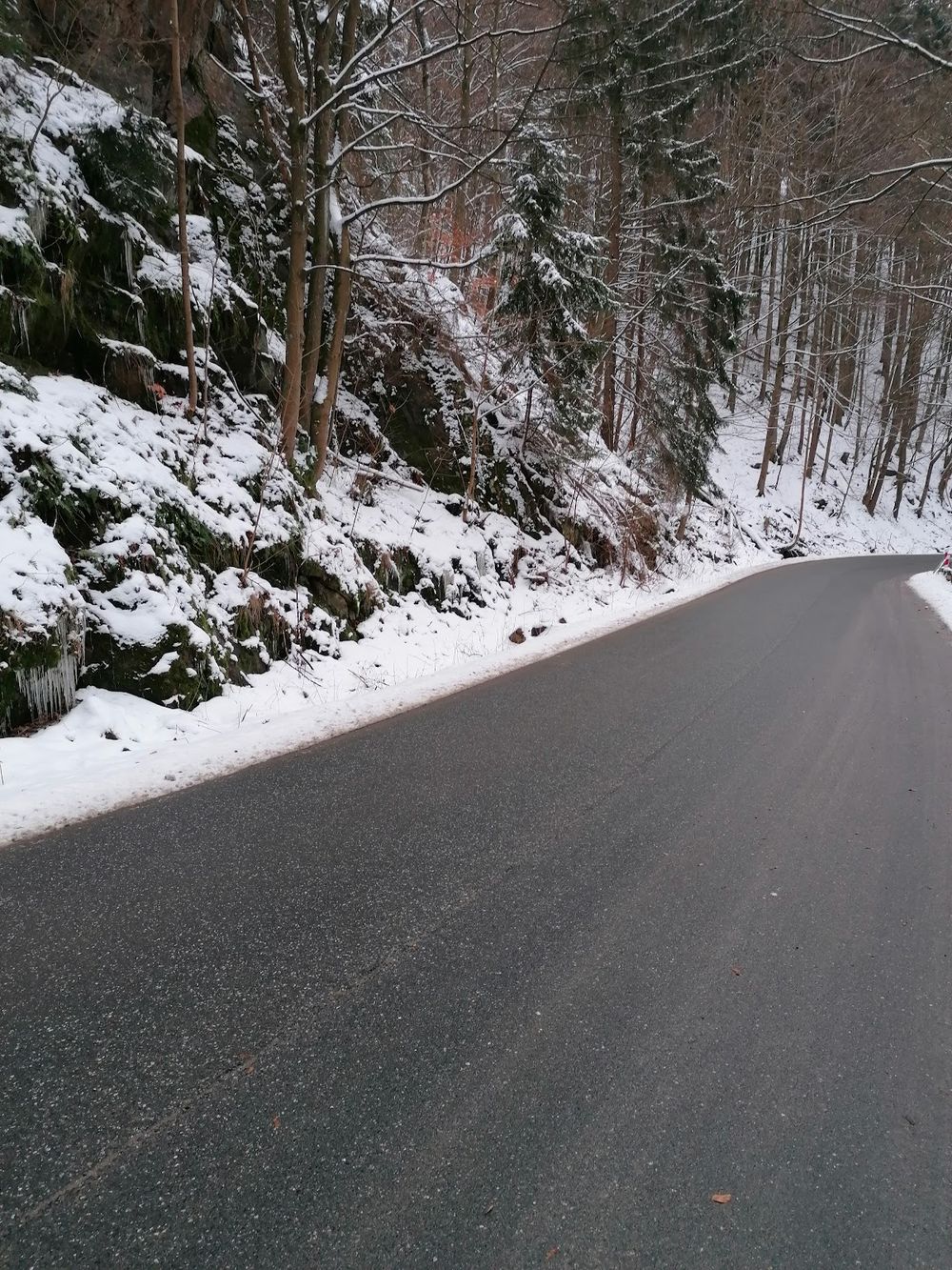Czerwone Skały: Karmazynowy przystanek na Drodze Stu Zakrętów