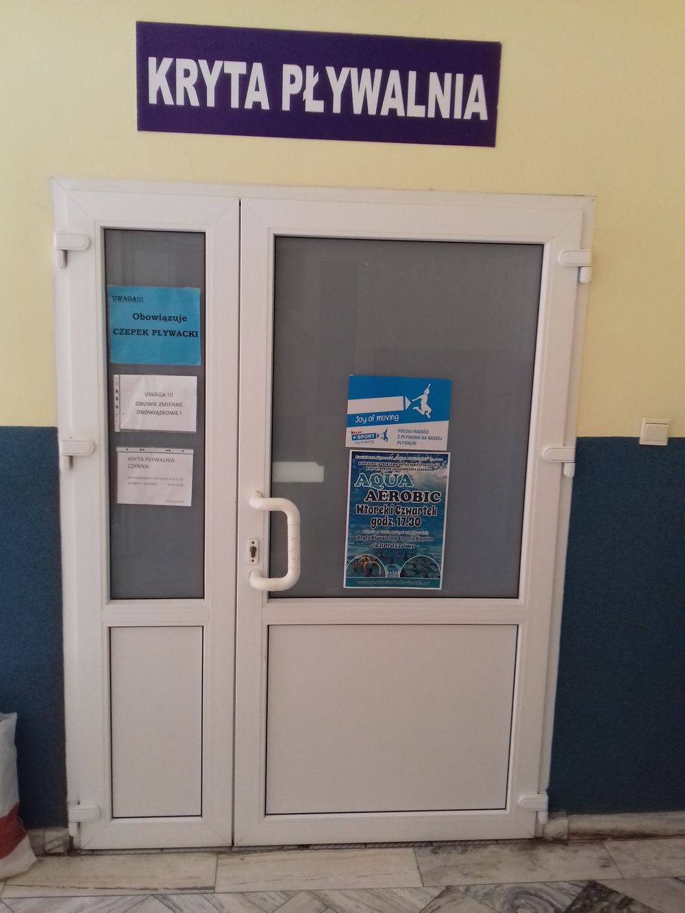 Drzwi wejściowe do pływalni w Stroniu Śląskim.