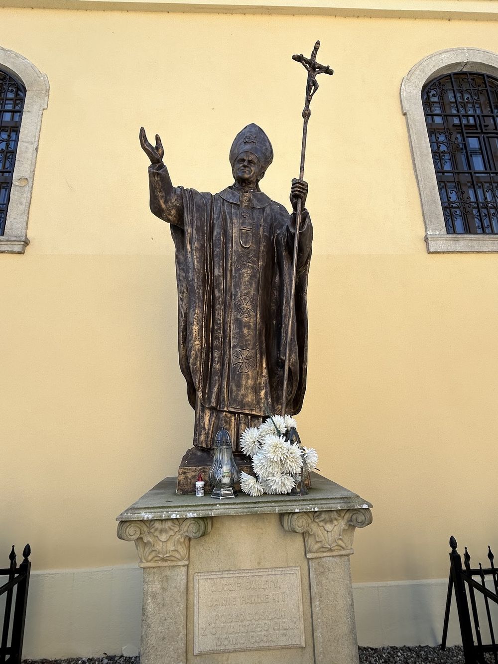 Barokowy ołtarz w Kaplicy Czaszek z symbolami memento mori.