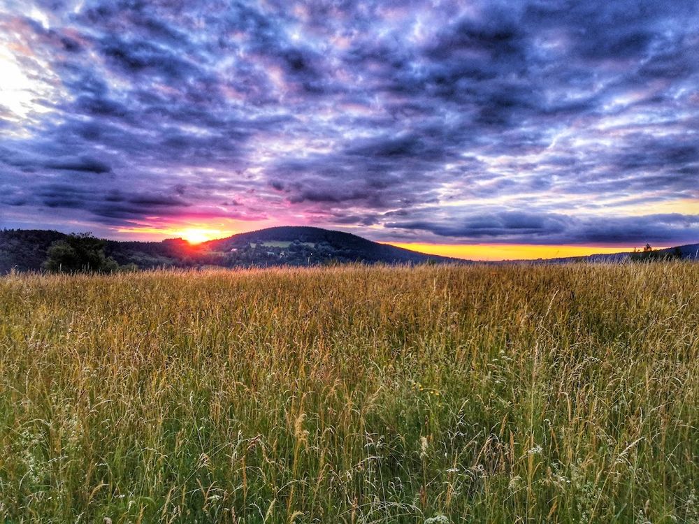 Zachód słońca nad górami.