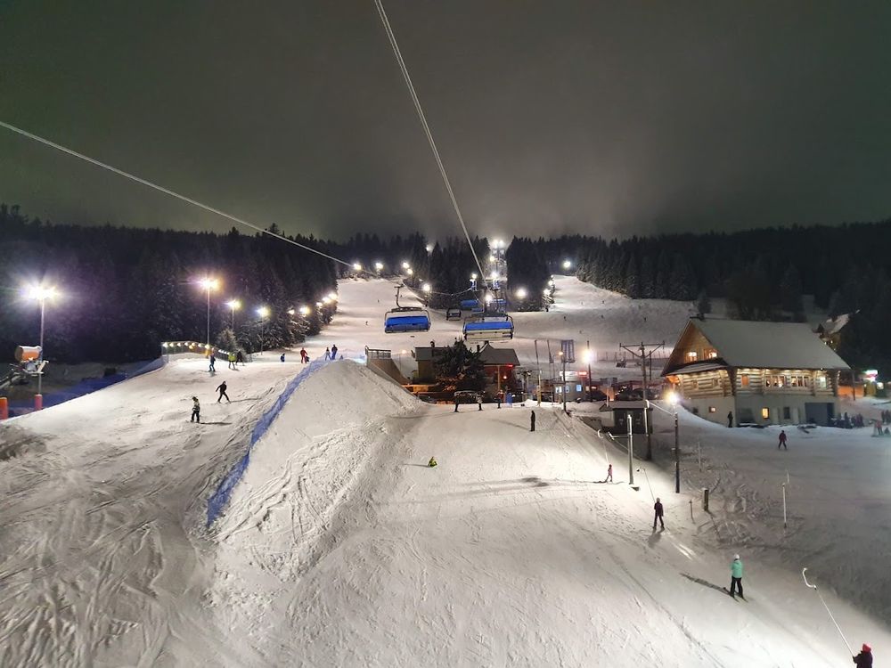 Wieczorne oświetlenie parkingu i dolnej stacji Nartoramy.