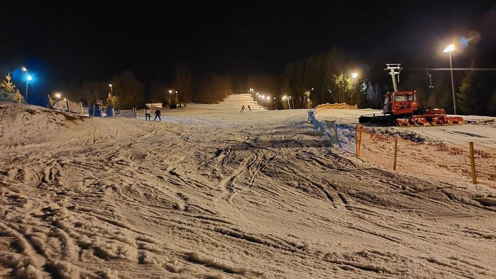 Ratraki przygotowujące trasę na wieczorną zmianę.