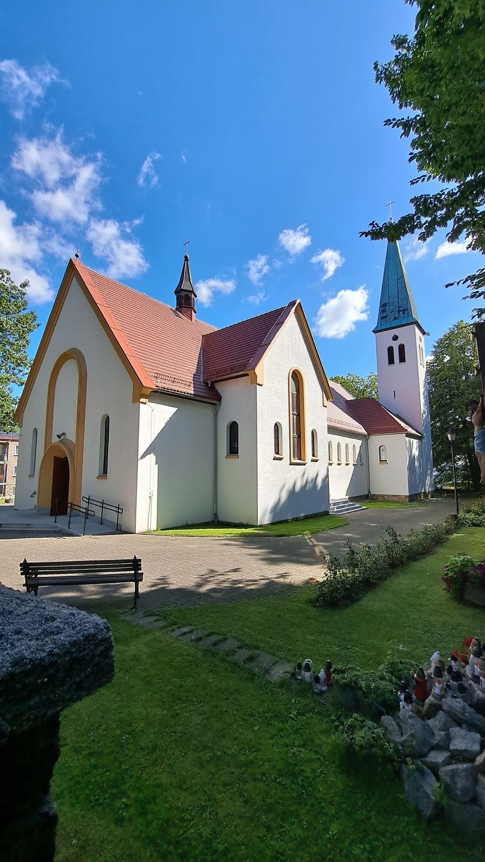 Monumentalna wieża kościoła w Szczawnie-Zdroju pod błękitnym niebem.