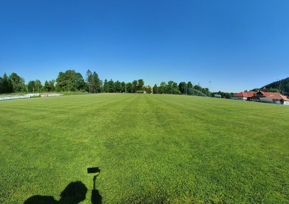 Nastrojowe detale stadionu w Lubawce podczas zimowego eventu sportowego.