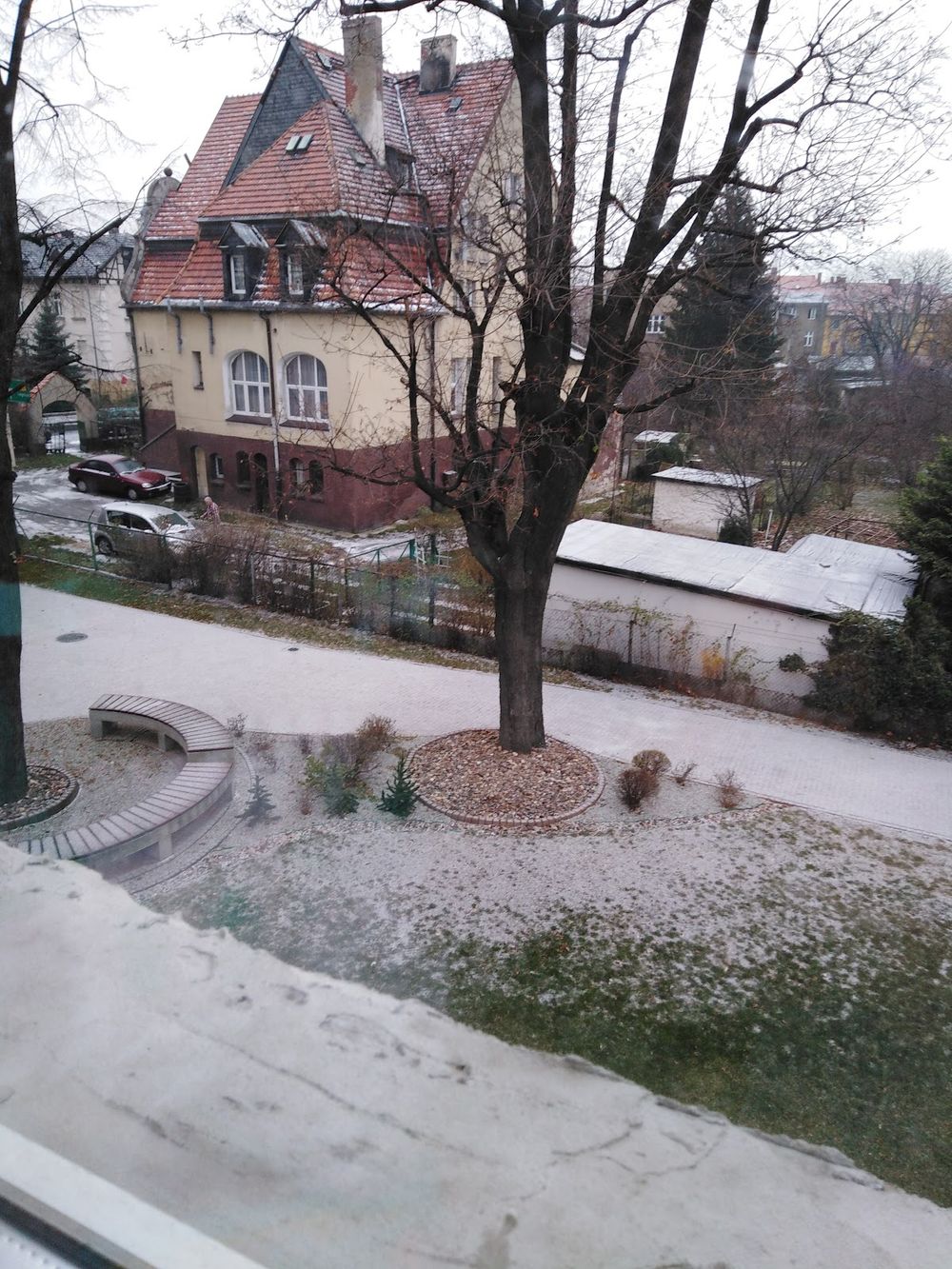 Zimowa uliczka z kamienicami o świcie pod niebem o świcie.