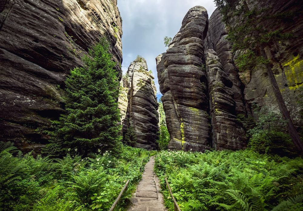 Zimowy wąwóz skalny.