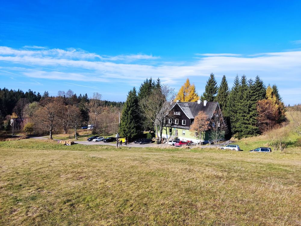 Widok z Pasterki na ośnieżone szczyty Gór Stołowych.
