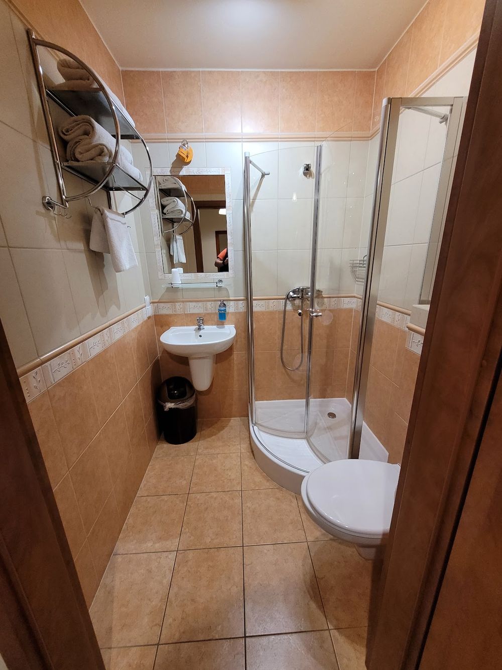 Nowoczesna, nasycona jasnością łazienka w Ośrodku Agal.